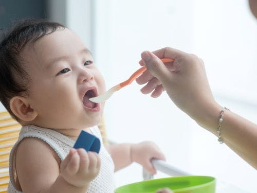 Anak Makan Sembari Bermain